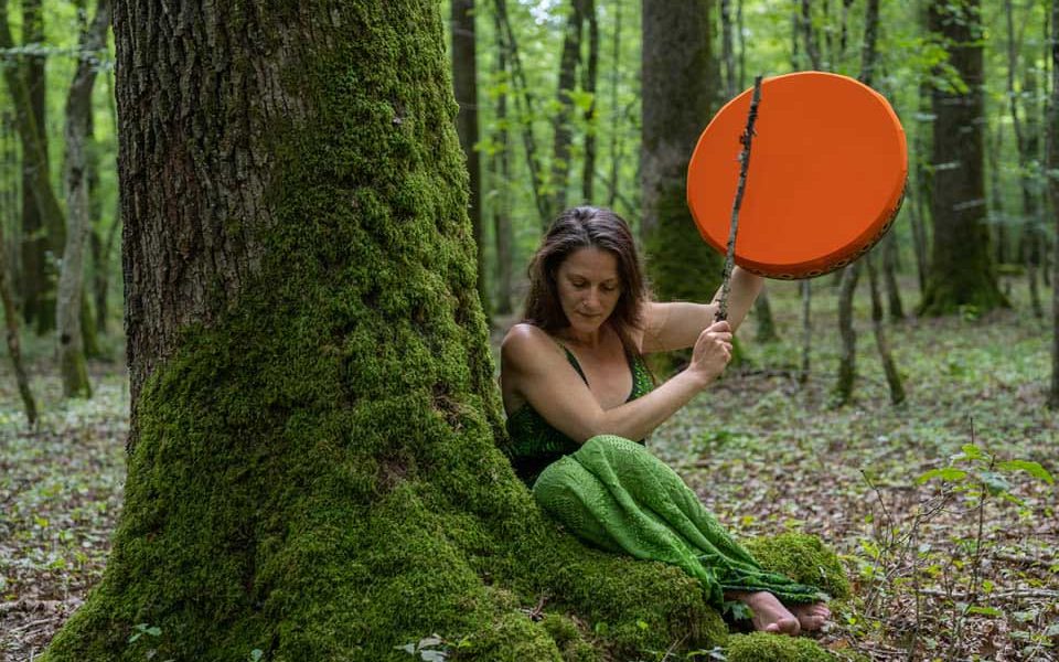 La Damelibérienne chamane qui joue du tambour